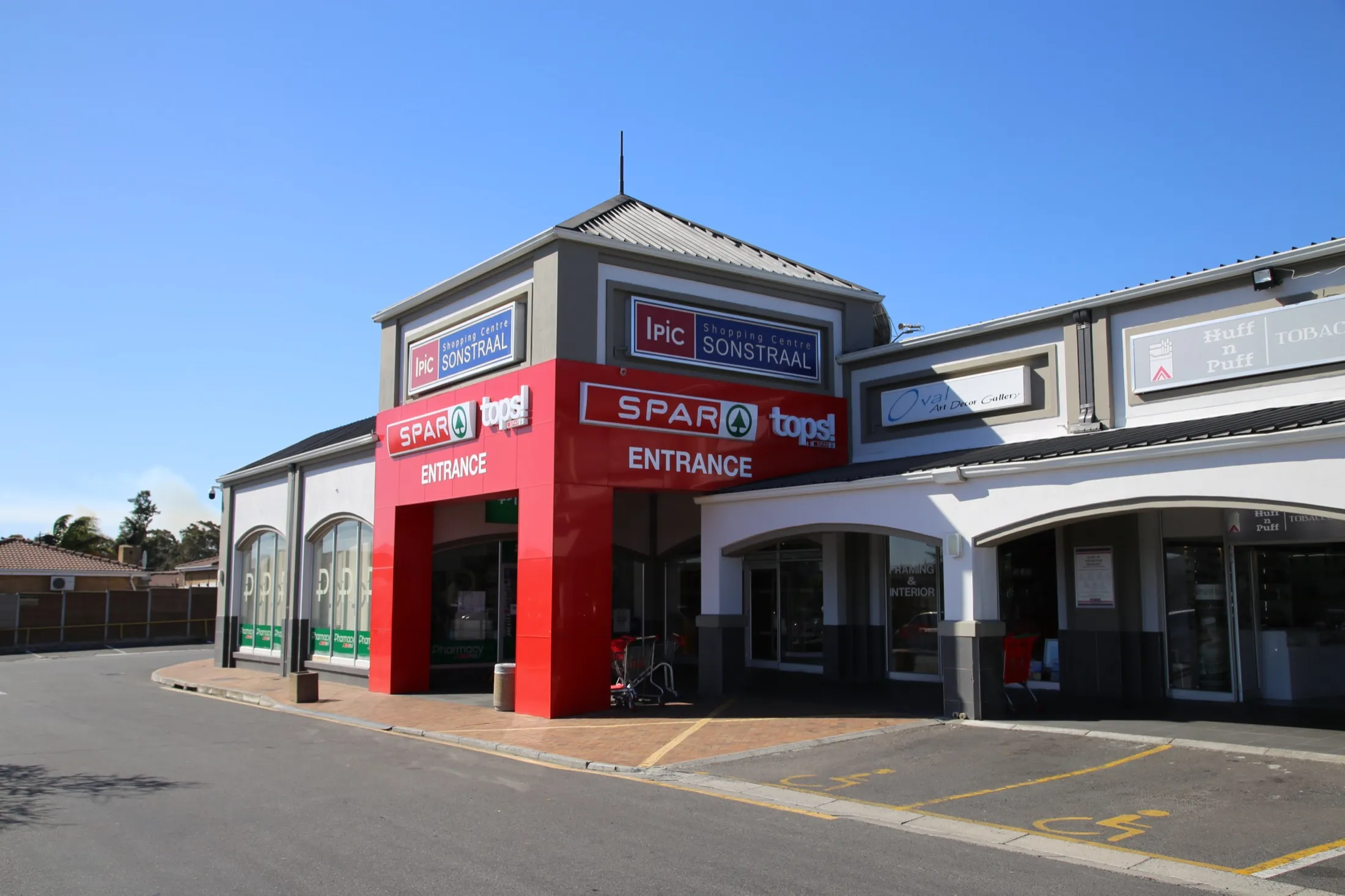 The SPAR and Tops entrance of Ipic Shopping Centre Sonstraal, with the centre signage above the red portal.